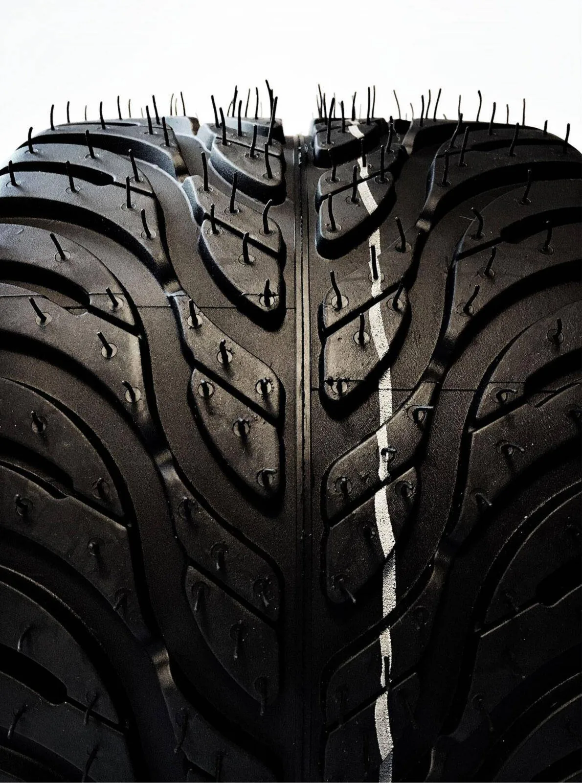 Close-up of the Komet wet tread pattern with moulding vents
